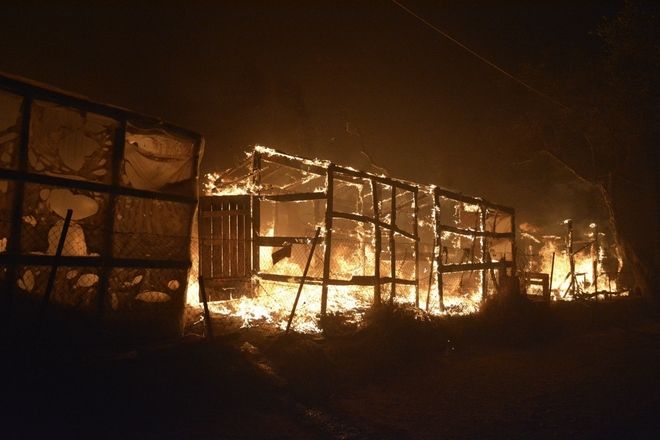 Κάηκε το ΚΥΤ της Μόριας: Στο δρόμο 13.000 πρόσφυγες και μετανάστες - Φωτογραφία 4
