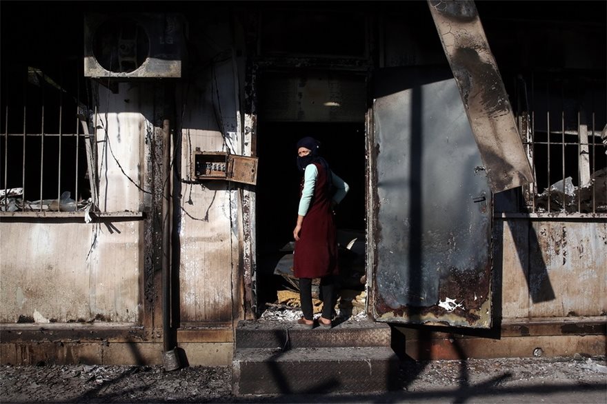 Υπό έλεγχο οι εστίες φωτιάς στη Μόρια - Κάηκε ό,τι είχε απομείνει - Φωτογραφία 11