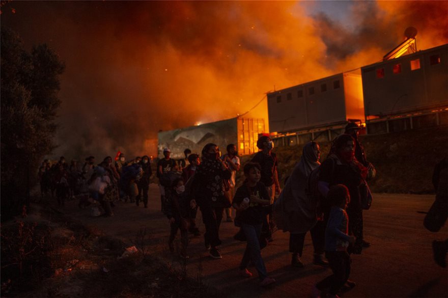 Υπό έλεγχο οι εστίες φωτιάς στη Μόρια - Κάηκε ό,τι είχε απομείνει - Φωτογραφία 5