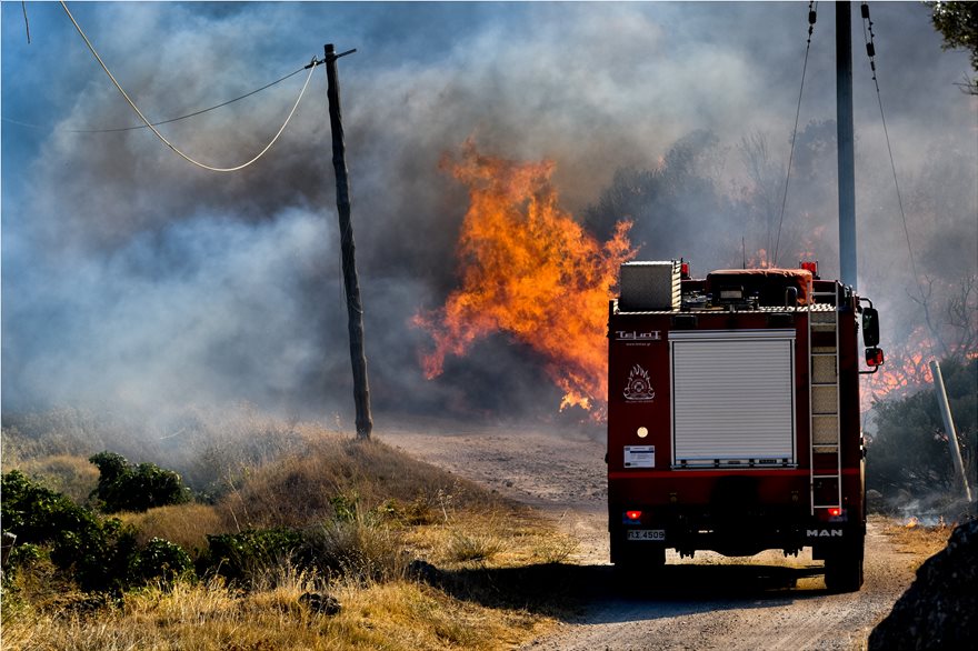 Φωτιά στο Νέο Βουτζά: Φόβος για αναζωπυρώσεις σε Κερατέα και Λαυρεωτική - Φωτογραφία 5