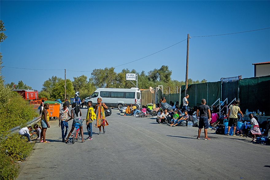 Λέσβος: Στους δρόμους οι μετανάστες - Μπλόκα από κατοίκους - Φωτογραφία 5