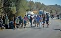 Λέσβος: Στους δρόμους οι μετανάστες - Μπλόκα από κατοίκους - Φωτογραφία 1