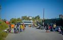 Λέσβος: Στους δρόμους οι μετανάστες - Μπλόκα από κατοίκους - Φωτογραφία 5