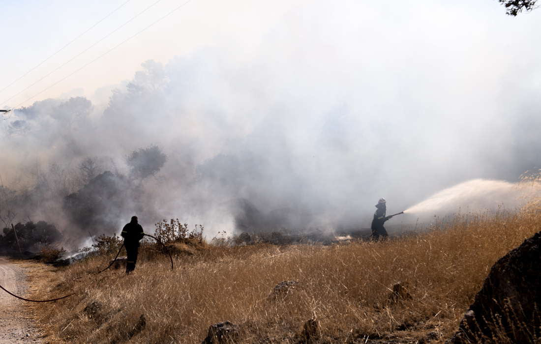 Δήμαρχος Σαρωνικού: Μικρός ο αριθμός των καμένων σπιτιών, κάηκαν δασικές περιοχές της Φέριζας και του Βαλμά - Φωτογραφία 1