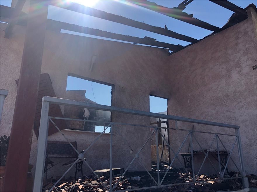 Κερατέα: Αποκαΐδια και εικόνες καταστροφής την επόμενη μέρα της μεγάλης φωτιάς - Ζημιές σε πάνω από 30 σπίτια - Φωτογραφία 2