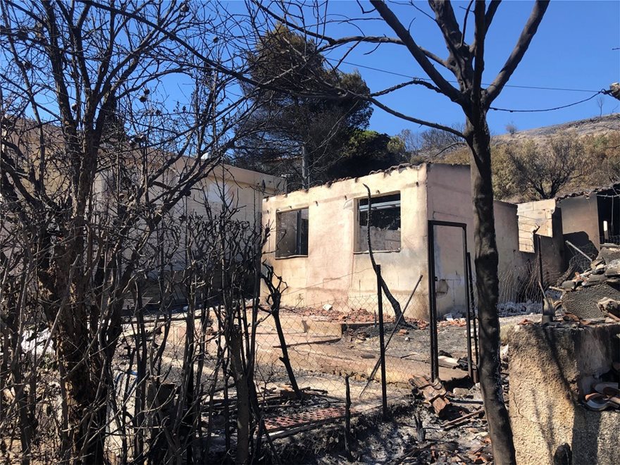 Κερατέα: Αποκαΐδια και εικόνες καταστροφής την επόμενη μέρα της μεγάλης φωτιάς - Ζημιές σε πάνω από 30 σπίτια - Φωτογραφία 3