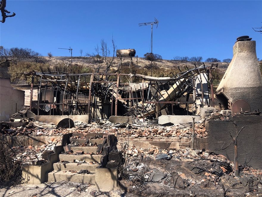 Κερατέα: Αποκαΐδια και εικόνες καταστροφής την επόμενη μέρα της μεγάλης φωτιάς - Ζημιές σε πάνω από 30 σπίτια - Φωτογραφία 5