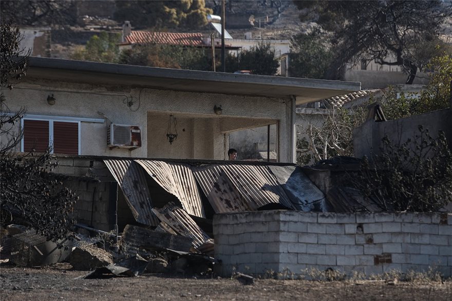 Κερατέα: Αποκαΐδια και εικόνες καταστροφής την επόμενη μέρα της μεγάλης φωτιάς - Ζημιές σε πάνω από 30 σπίτια - Φωτογραφία 6