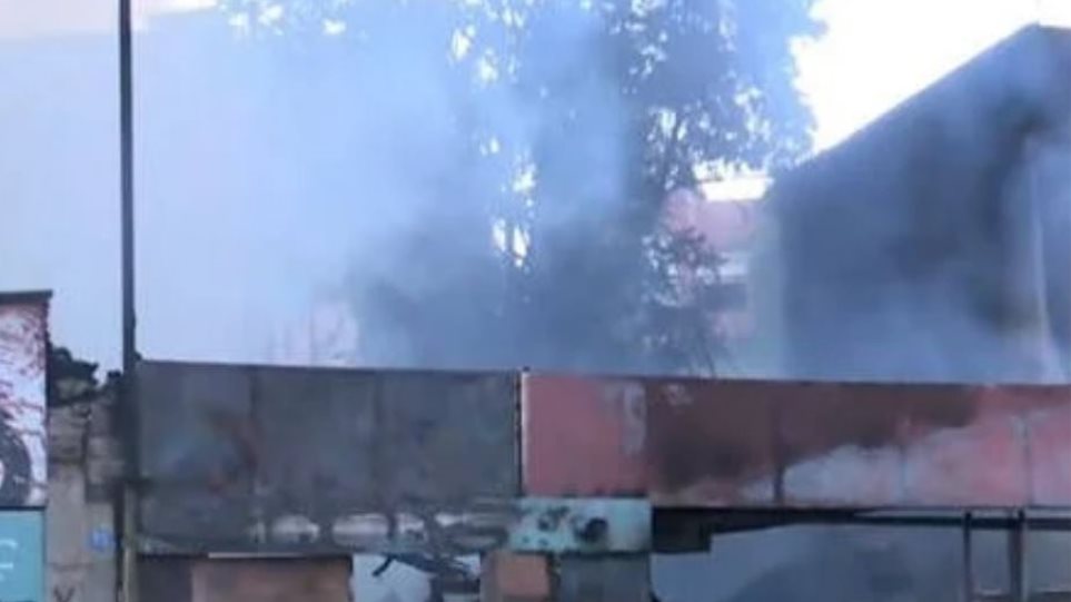 Φωτιά σε εγκαταλελειμμένο χώρο με ελαστικά και σκουπίδια στη Λένορμαν - Φωτογραφία 1