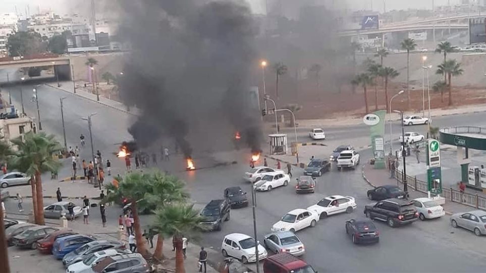 Λιβύη: Μεγάλες διαδηλώσεις με φωτιές και επεισόδια στη Βεγγάζη - Φωτογραφία 1