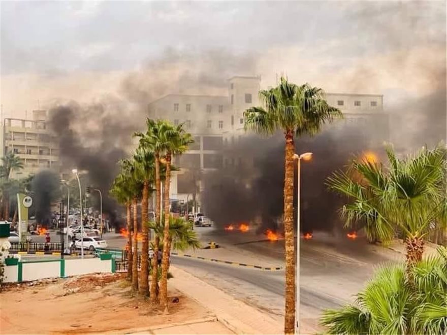 Λιβύη: Μεγάλες διαδηλώσεις με φωτιές και επεισόδια στη Βεγγάζη - Φωτογραφία 2