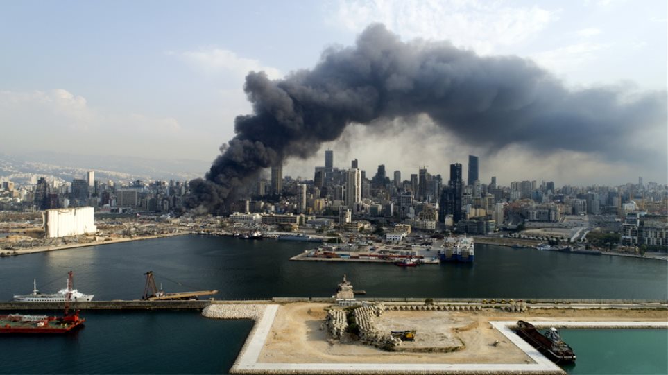 Βηρυτός: Για «δολιοφθορά» κάνει λόγο ο πρόεδρος του Λιβάνου για την πυρκαγιά που ξέσπασε στο λιμάνι - Φωτογραφία 1