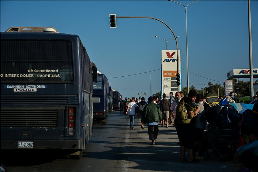 Καζάνι που βράζει η Λέσβος: Κάτοικοι και μετανάστες δεν θέλουν επιστροφή στη Μόρια - Φωτογραφία 5