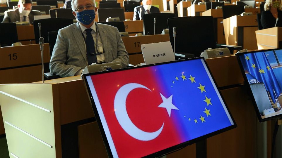 Προβοκάτσια Τσαβούσογλου μέσα στο Ευρωκοινοβούλιο – Εμφάνισε την σημαία της ΕΕ ως ημισέληνο! - Φωτογραφία 1