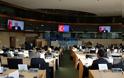 Προβοκάτσια Τσαβούσογλου μέσα στο Ευρωκοινοβούλιο – Εμφάνισε την σημαία της ΕΕ ως ημισέληνο! - Φωτογραφία 2