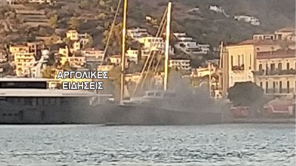 Φωτιά σε τουριστικό πλοίο αναψυχής στο λιμάνι του Πόρου - Φωτογραφία 1