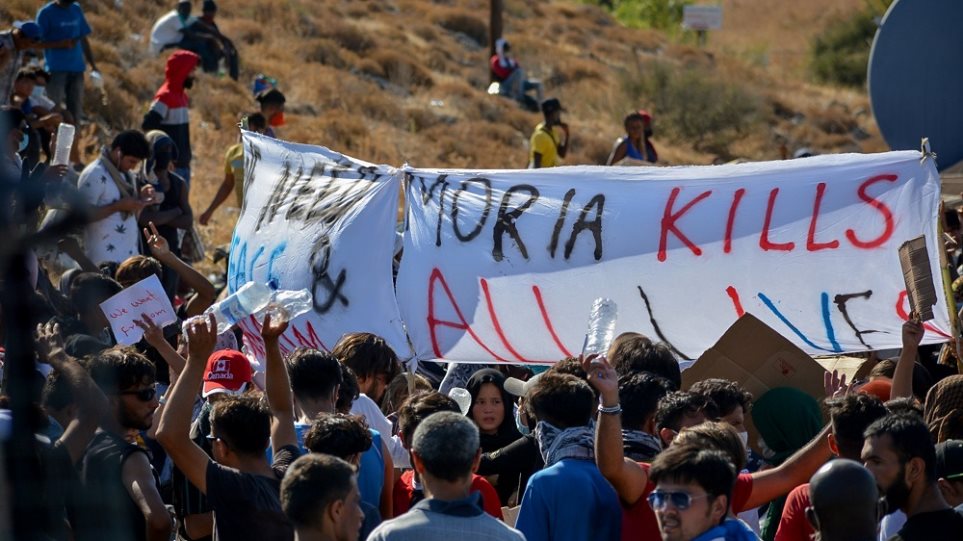 Λέσβος: Πετροπόλεμος μεταξύ μεταναστών και ΕΛΑΣ στη Μόρια - Φωτογραφία 1