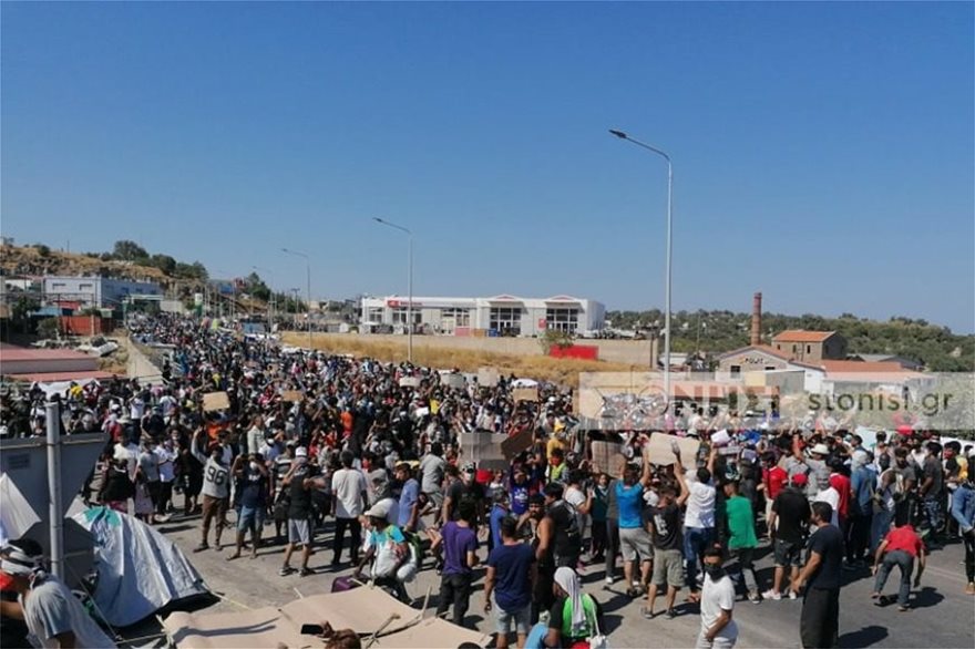 Λέσβος: Πετροπόλεμος μεταξύ μεταναστών και ΕΛΑΣ στη Μόρια - Φωτογραφία 2