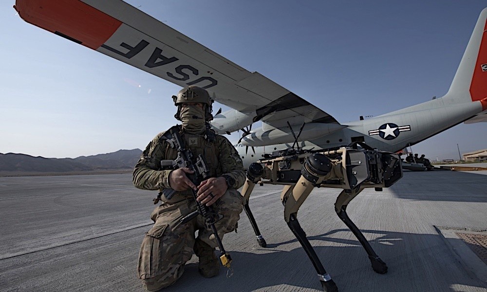 Η Πολεμική Αεροπορία των ΗΠΑ εκπαιδεύεται τώρα με σκύλους ρομπότ - Φωτογραφία 1