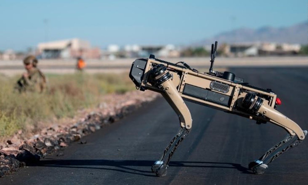 Η Πολεμική Αεροπορία των ΗΠΑ εκπαιδεύεται τώρα με σκύλους ρομπότ - Φωτογραφία 2