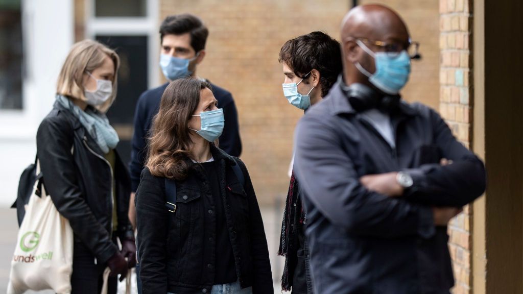 Συγκλονιστικό μήνυμα από τους γιατρούς στη Βρετανία: «Bάλτε τη γα…νη τη μάσκα!» - Φωτογραφία 2
