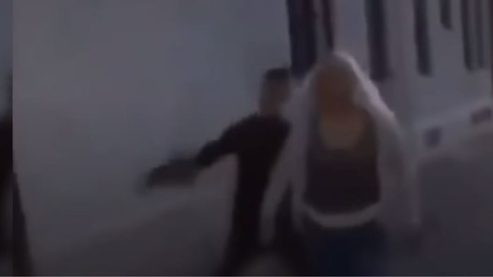 Σουηδία: Σοκάρει το βίντεο με τις γροθιές άνδρα σε ανυποψίαστη γυναίκα - Φωτογραφία 1