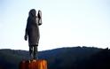 Σλοβενία: Το νέο άγαλμα της Μελάνια Τραμπ είναι το πιο... κακόγουστο - Φωτογραφία 3