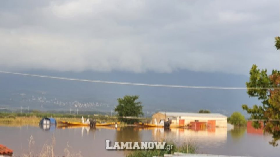 Κακοκαιρία «Ιανός»: «Πνίγηκε» η Λαμία, πλημμύρισε το αεροδρόμιο, διεκόπη η κυκλοφορία σε πολλούς δρόμους - Φωτογραφία 1