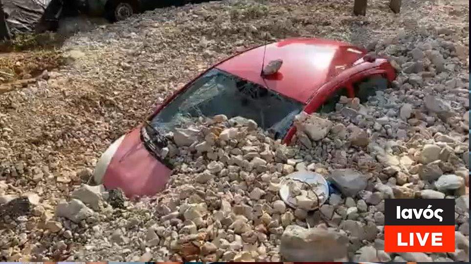 Ιανός - Κεφαλονιά: Βουνό από πέτρες σκέπασε τα αυτοκίνητα - Φωτογραφία 1