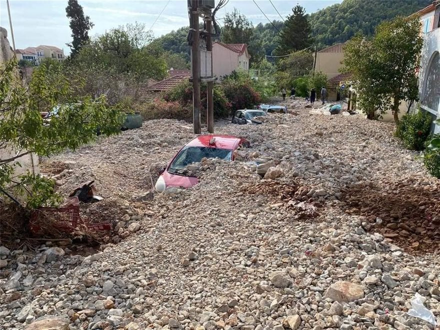 Ιανός - Κεφαλονιά: Βουνό από πέτρες σκέπασε τα αυτοκίνητα - Φωτογραφία 11