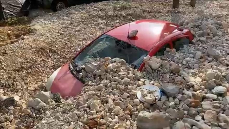 Ιανός - Κεφαλονιά: Βουνό από πέτρες σκέπασε τα αυτοκίνητα - Φωτογραφία 13
