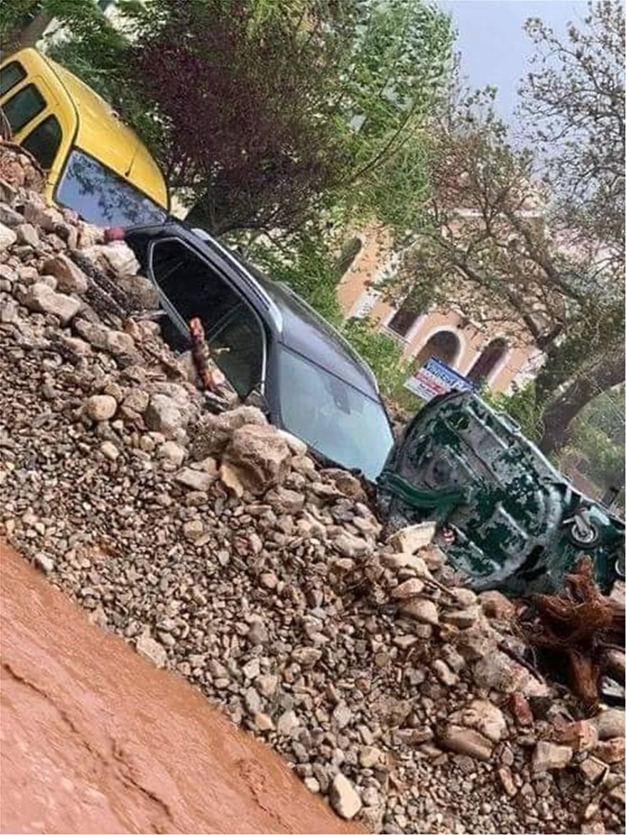 Ιανός - Κεφαλονιά: Βουνό από πέτρες σκέπασε τα αυτοκίνητα - Φωτογραφία 5