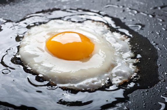Viral: Πώς να ψήσεις ένα αβγό για να γίνει… φάκελος - Φωτογραφία 1
