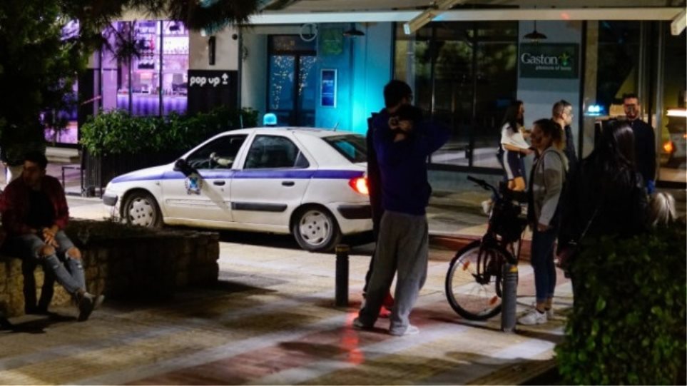 Πλατεία Βαρνάβα: Έφοδος της αστυνομίας για τον συνωστισμό - - Φωτογραφία 1