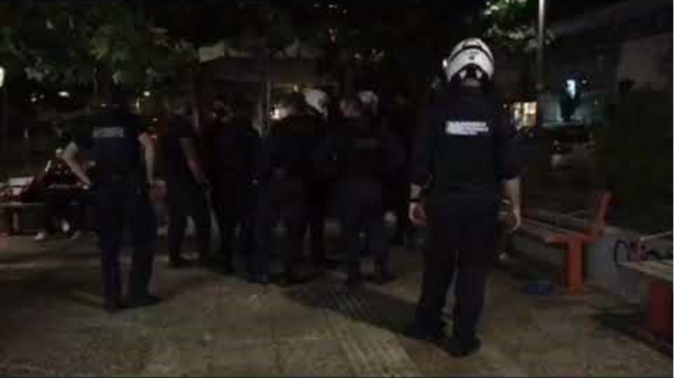 Πλατεία Βαρνάβα: Έφοδος της αστυνομίας για τον συνωστισμό - - Φωτογραφία 3