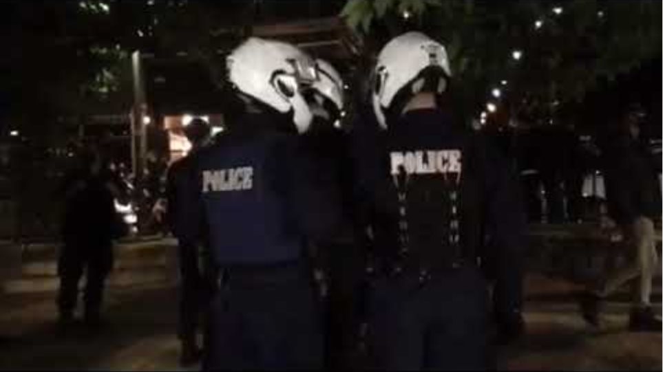 Πλατεία Βαρνάβα: Έφοδος της αστυνομίας για τον συνωστισμό - - Φωτογραφία 4