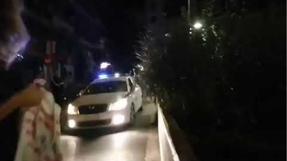 Πλατεία Βαρνάβα: Έφοδος της αστυνομίας για τον συνωστισμό - - Φωτογραφία 6