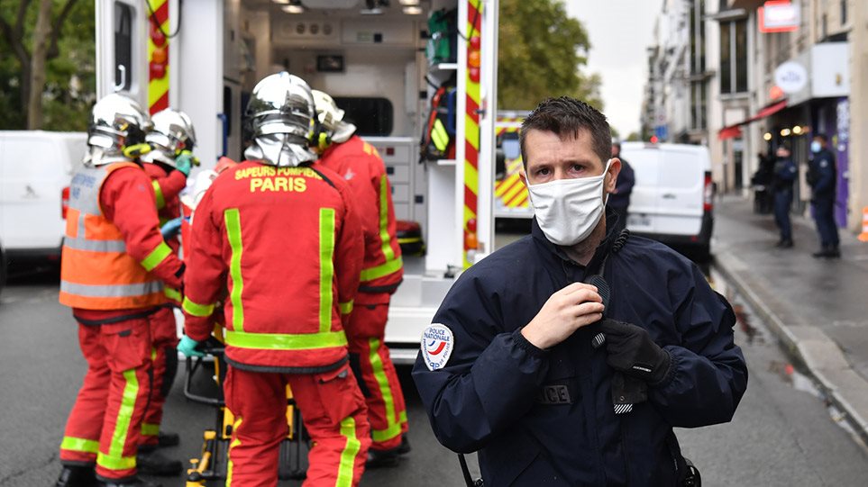Παρίσι: Eπίθεση με μαχαίρι έξω από το Charlie Hebdo - Φωτογραφία 1