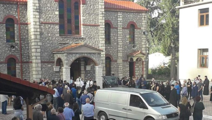 Μουζάκι : Ράγισαν καρδιές στην κηδεία της φαρμακοποιού που έπεσε «θύμα» του Ιανού - Φωτογραφία 1