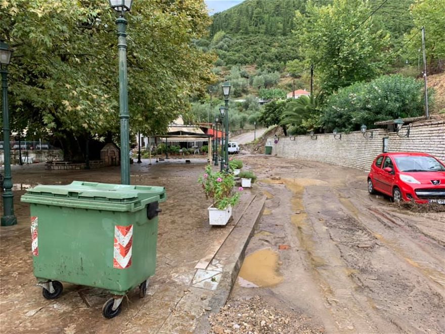 Αγρίνιο: Απίστευτες εικόνες εξαιτίας της βροχής - Κατέρρευσαν δρόμοι - Φωτογραφία 5