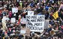 Βρετανία: Δέκα συλλήψεις και 4 τραυματίες αστυνομικοί στη διαδήλωση κατά των νέων μέτρων