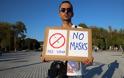 Αυξάνονται οι αρνητές της μάσκας παγκοσμίως - Δρουν μέσω Facebook