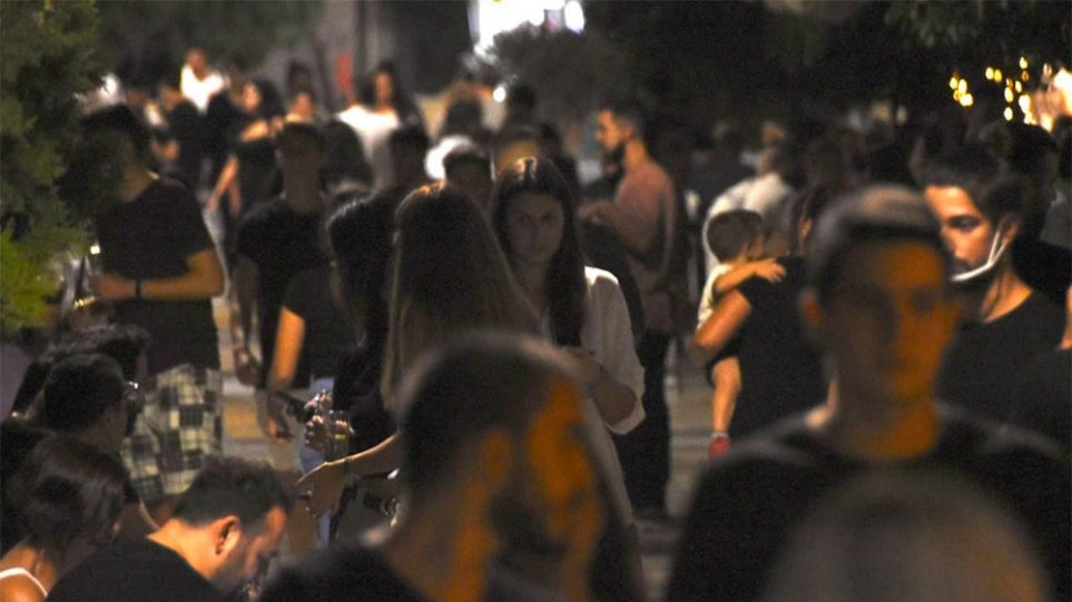 Βραδιά απόλυτου συνωστισμού στις πλατείες της Αθήνας - Φωτογραφία 1