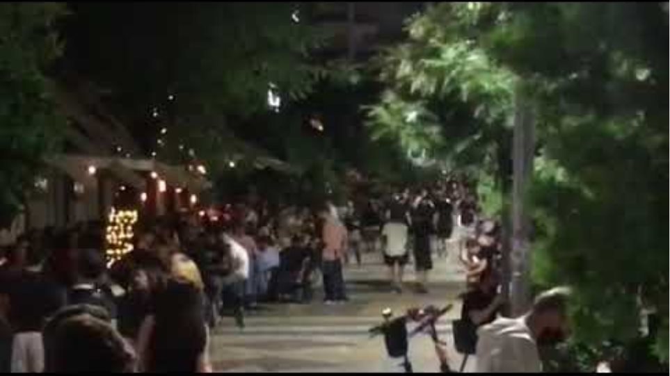 Βραδιά απόλυτου συνωστισμού στις πλατείες της Αθήνας - Φωτογραφία 2
