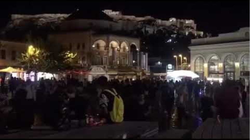 Βραδιά απόλυτου συνωστισμού στις πλατείες της Αθήνας - Φωτογραφία 3