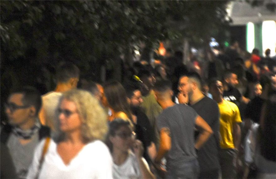 Βραδιά απόλυτου συνωστισμού στις πλατείες της Αθήνας - Φωτογραφία 4