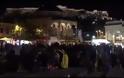 Βραδιά απόλυτου συνωστισμού στις πλατείες της Αθήνας - Φωτογραφία 3