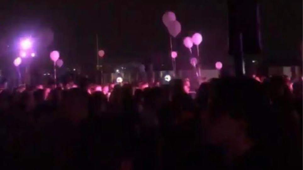 Κορωνοϊός-Πάρτι: Επικίνδυνος συνωστισμός σε beach bar με 600 άτομα! - Φωτογραφία 1