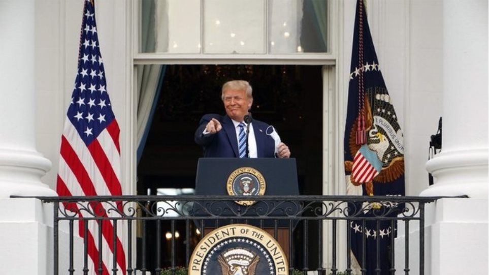 Νέο σόου Τραμπ: Βγήκε στο μπαλκόνι του Λευκού Οίκου για να δηλώσει «είμαι καλά» - Φωτογραφία 1