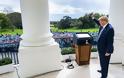 Νέο σόου Τραμπ: Βγήκε στο μπαλκόνι του Λευκού Οίκου για να δηλώσει «είμαι καλά» - Φωτογραφία 2